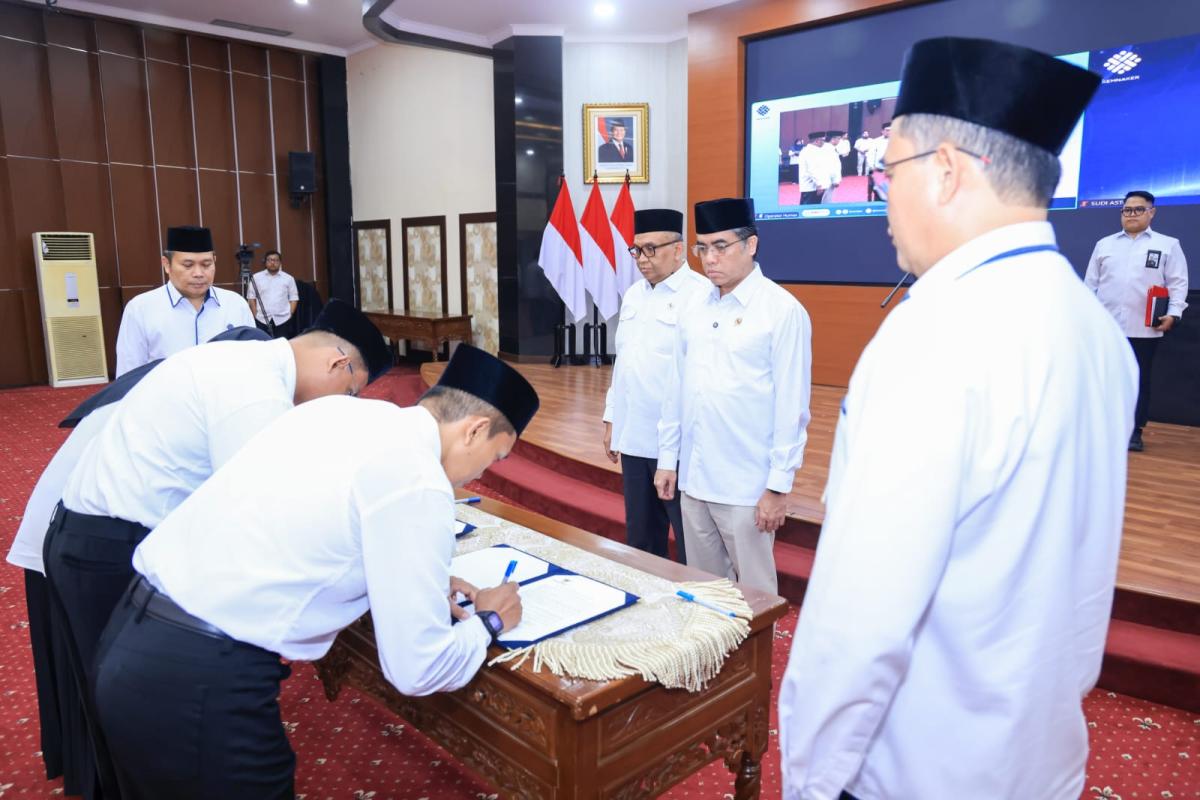 Menaker Lantik 10 Pejabat Baru, Tekankan Penguatan Budaya K3 dan Integritas Birokrasi